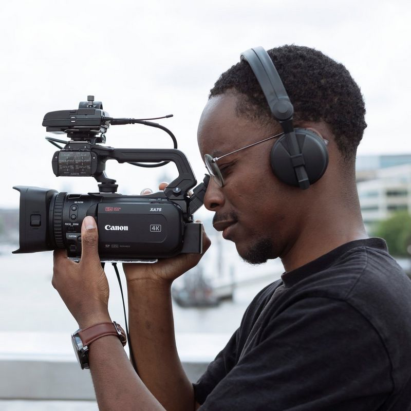 Mann, der das Produkt verwendet