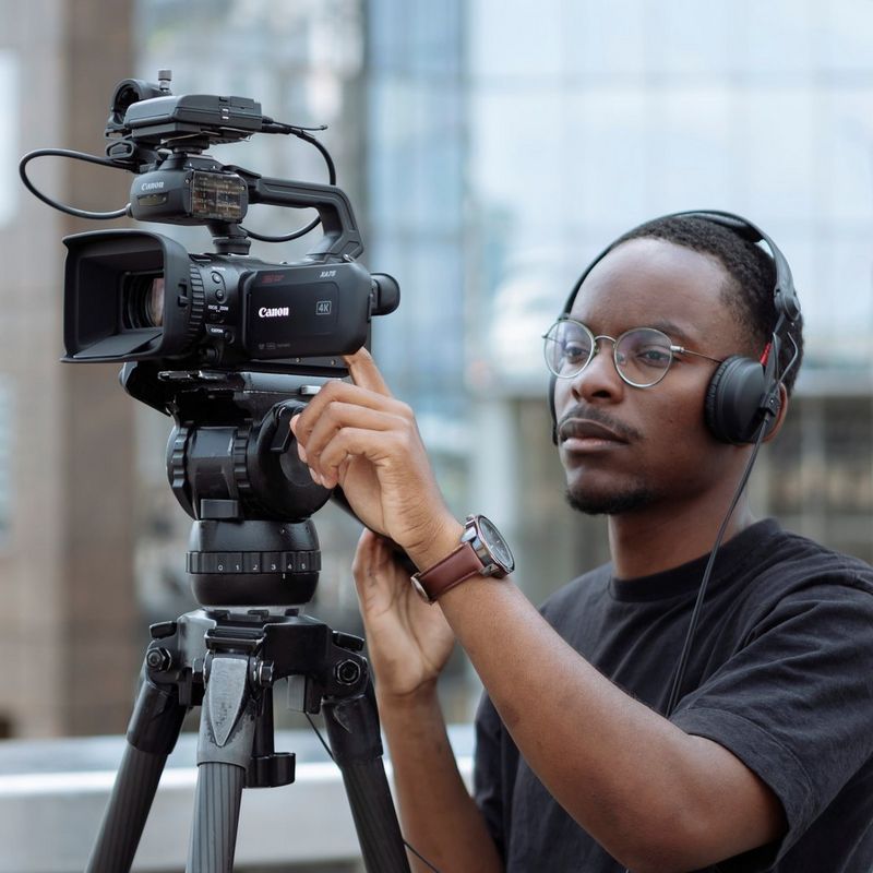 Mann, der das Produkt auf einem Stativ verwendet