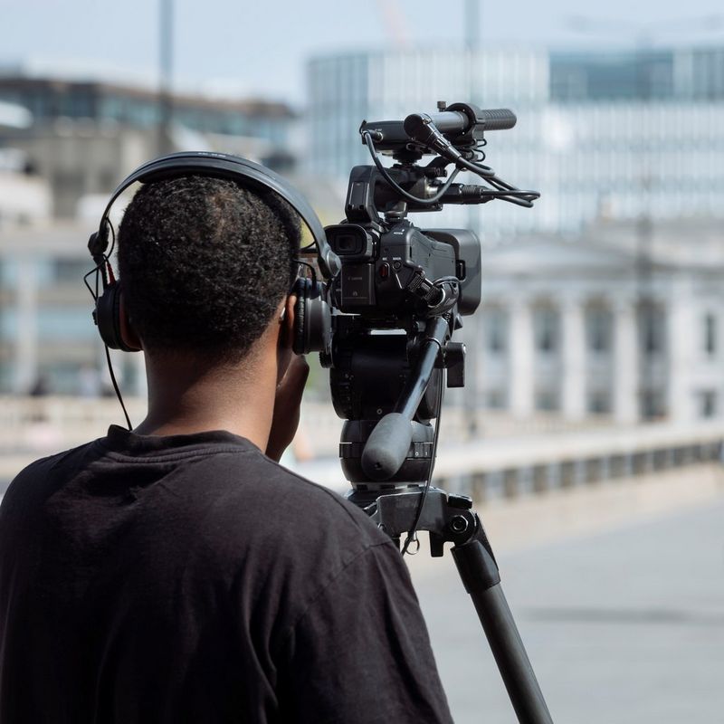 Mann, der das Produkt verwendet