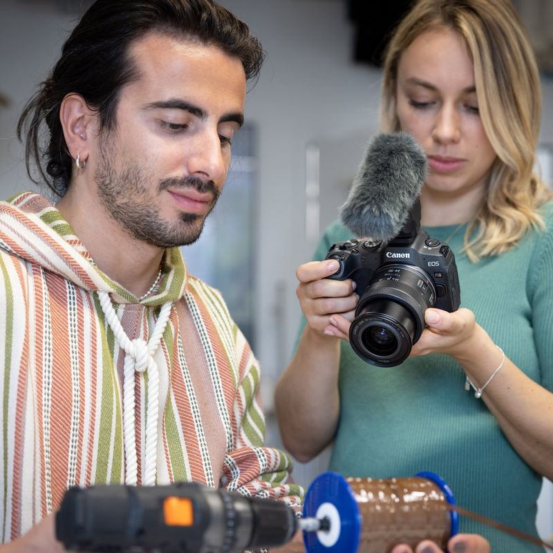 Canon EOS R8 spiegellose Kamera und RF 24-50mm F4.5-6.3 IS STM Objektiv Ein Benutzer beim Vlogging