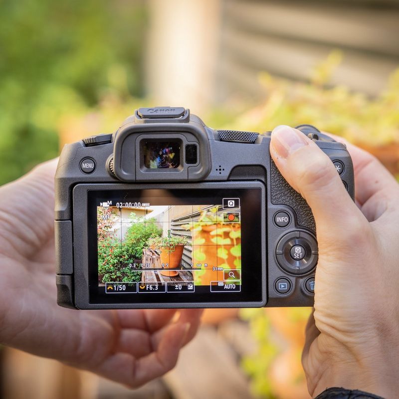 Canon EOS R8 spiegellose Kamera (Gehäuse), Schwarz + RF 85mm Macro IS STM Objektiv + RF 24-50mm IS STM Objektiv Eine Person, sich etwas auf dem Bildschirm der Kamera ansieht