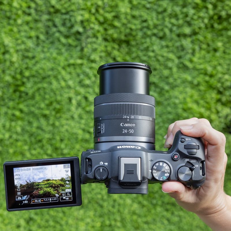 Canon EOS R8 spiegellose Kamera + Ersatzakku Ein Benutzer bei einer Landschaftsaufnahme