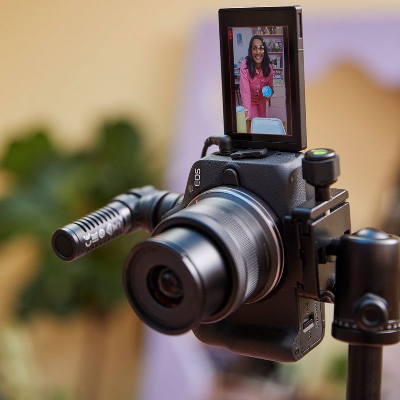 Canon EOS R50 spiegelloses Kameragehäuse, Schwarz Produkt auf einem Stativ