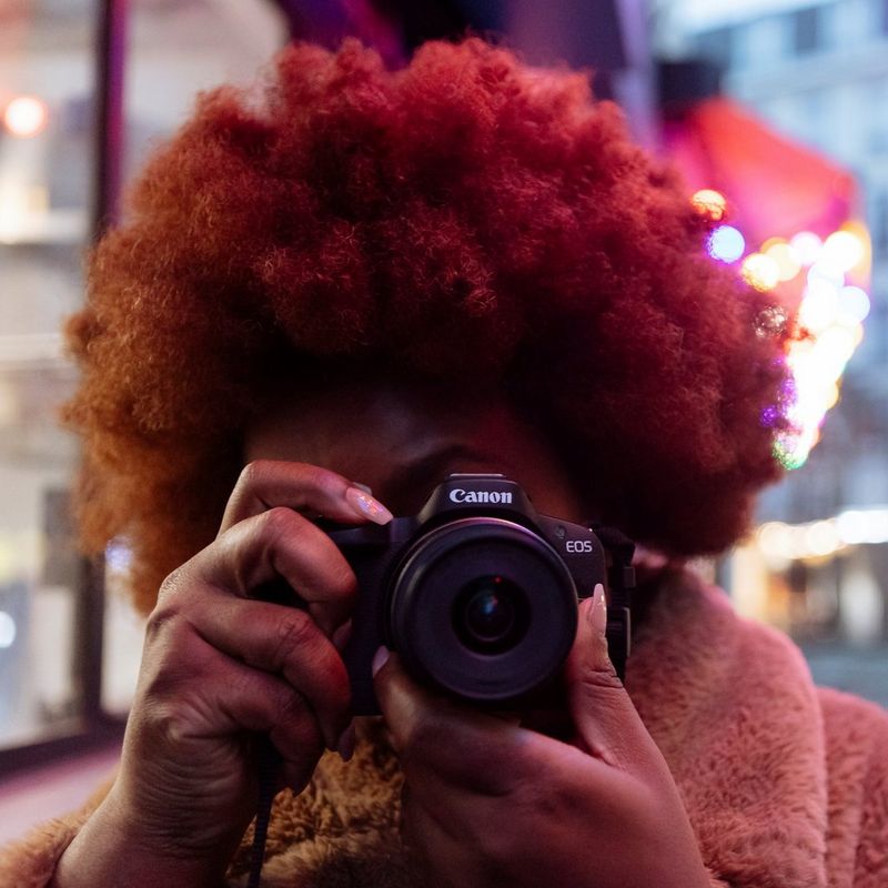 Canon EOS R50 spiegelloses Kameragehäuse, Schwarz Frauen knipsen ein Foto