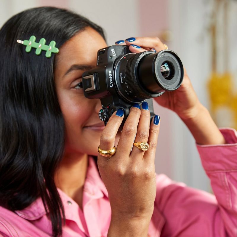 Canon EOS R50 spiegellose Kamera und RF-S 18-45mm F4.5-6.3 IS STM Objektiv Frauen knipsen ein Foto