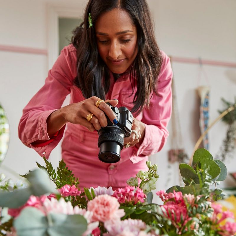 Canon EOS R50 spiegellose Kamera und RF-S 18-45mm F4.5-6.3 IS STM Objektiv Frauen fotografieren Blumen