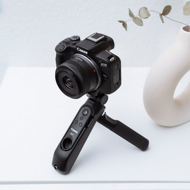 Canon EOS R50 spiegellose Kamera und RF-S 18-45mm F4.5-6.3 IS STM Objektiv Produkt auf einem Stativ