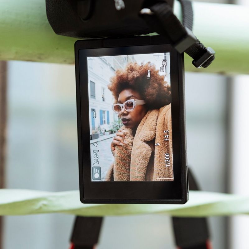 Canon EOS R50 spiegellose Kamera, Schwarz + RF-S 18-45mm IS STM Objektiv + RF-S 55-210mm IS STM Objektiv Offenes Display