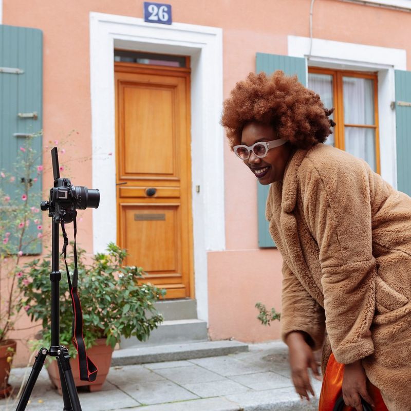 Canon EOS R50 spiegellose Kamera, Schwarz + RF-S 18-45mm IS STM Objektiv + RF-S 55-210mm IS STM Objektiv Frauen posieren vor dem Produkt