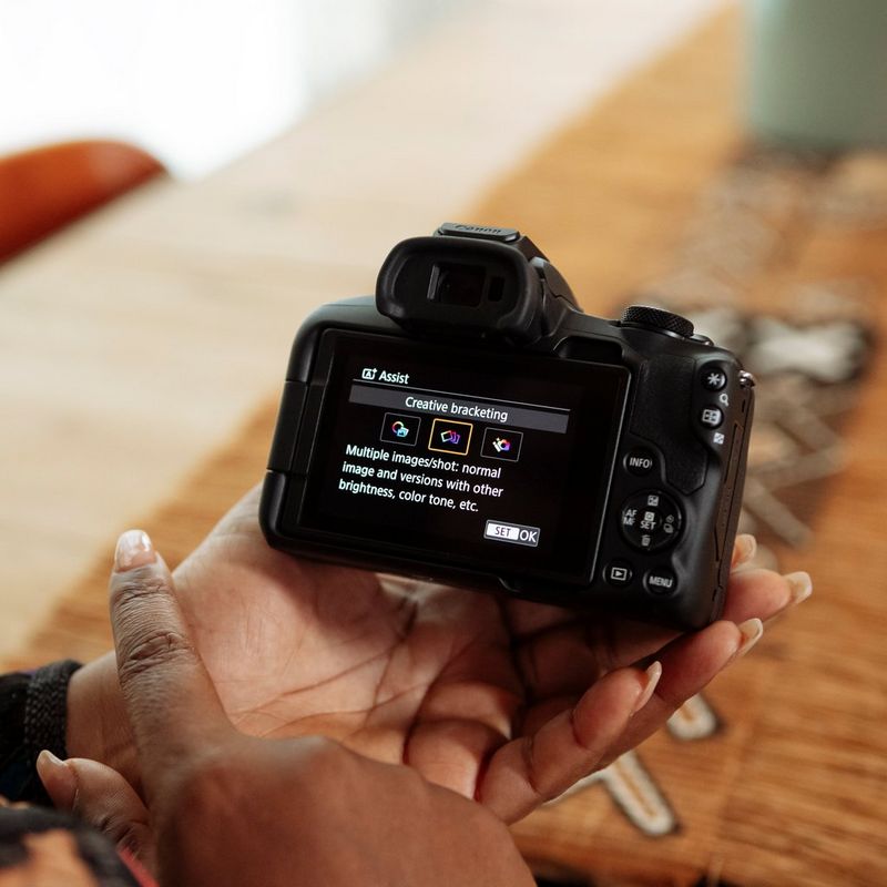 Canon EOS R50 spiegellose Kamera, Schwarz + RF-S 18-45mm IS STM Objektiv + RF-S 55-210mm IS STM Objektiv Das Menü auf dem Bildschirm wird durchsucht