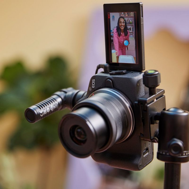 Canon EOS R50 spiegellose Kamera, Schwarz + RF-S 18-45mm F4.5-6.3 IS STM + Rucksack + SD-Karte + Ersatzakku Produkt auf einem Stativ