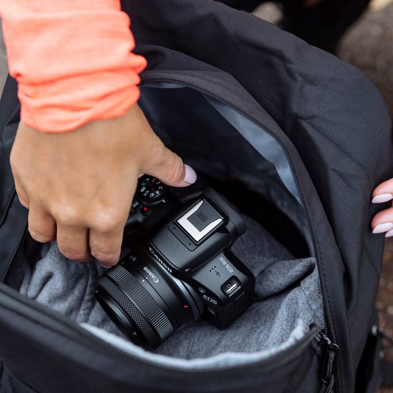 Canon EOS R50 spiegellose Kamera, Schwarz + RF-S 18-45mm F4.5-6.3 IS STM + Rucksack + SD-Karte + Ersatzakku Produkt in einer Tasche
