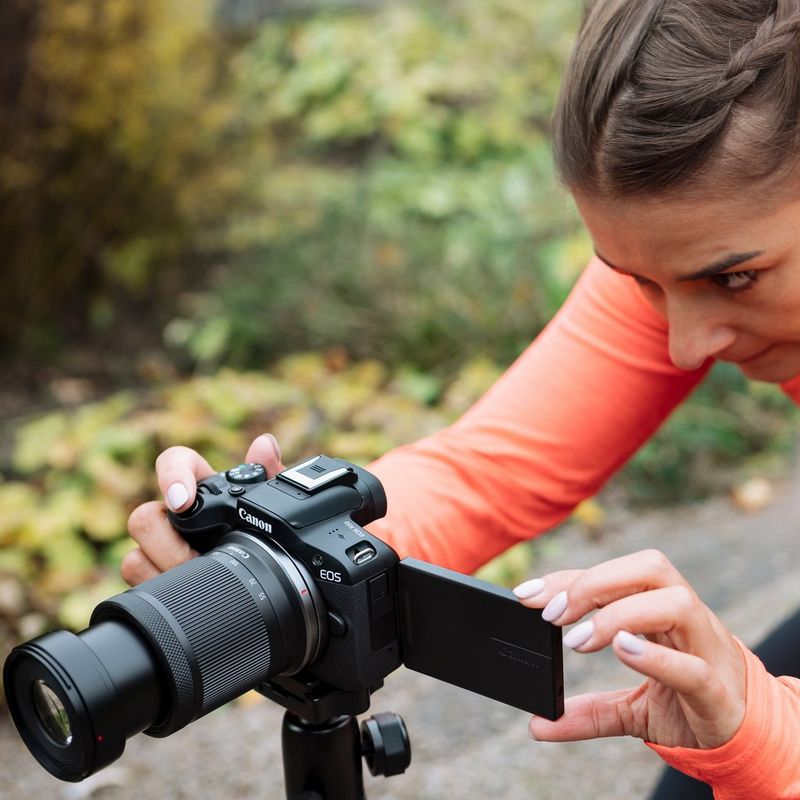 Canon RF-S 55-210mm F5-7.1 IS STM Objektiv Frauen knipsen ein Foto auf einer Straße