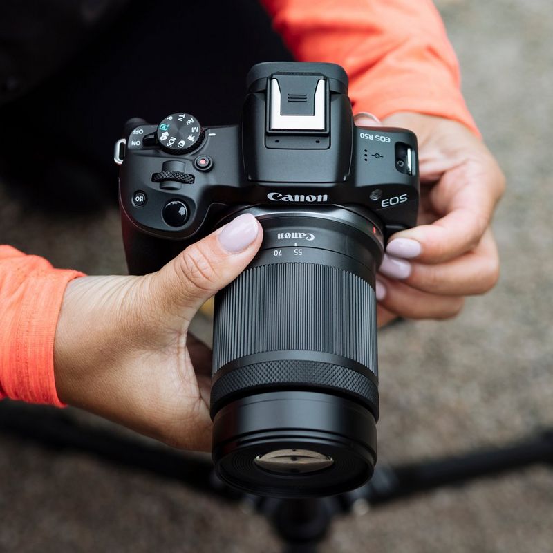 Canon RF-S 55-210mm F5-7.1 IS STM Objektiv Produkt, das an eine in der Hand gehaltene Kamera angebracht ist