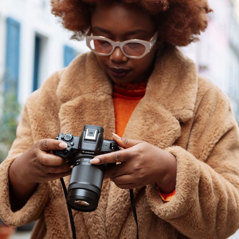 Canon RF-S 55-210mm F5-7.1 IS STM Objektiv Frauen betrachten Fotos