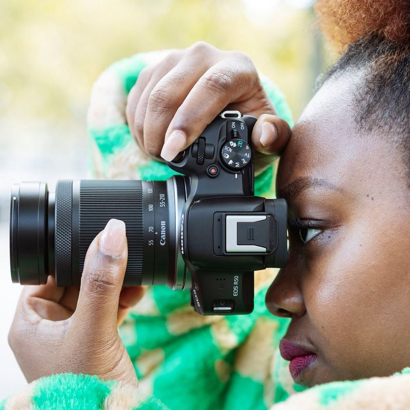 Canon RF-S 55-210mm F5-7.1 IS STM Objektiv Frauen sind bereit, ein Foto zu knipsen