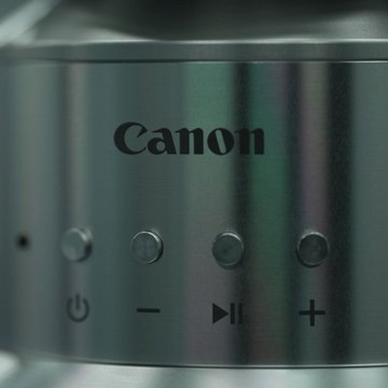 Canon Leuchte & Lautsprecher ML-A: drahtlose Bluetooth Lautsprecher Lampe aus Aluminium - Silber Nahaufnahme der Hauptschalter auf dem Produkt