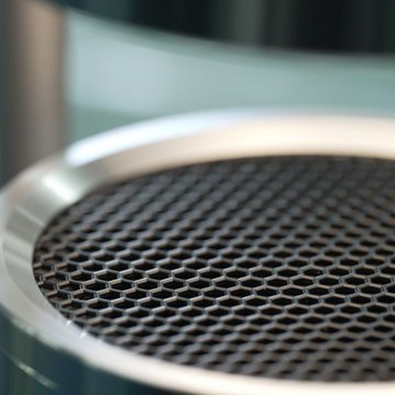 Canon Leuchte & Lautsprecher ML-A: drahtlose Bluetooth Lautsprecher Lampe aus Aluminium - Silber Nahaufnahme des Lautsprechers des Produkts