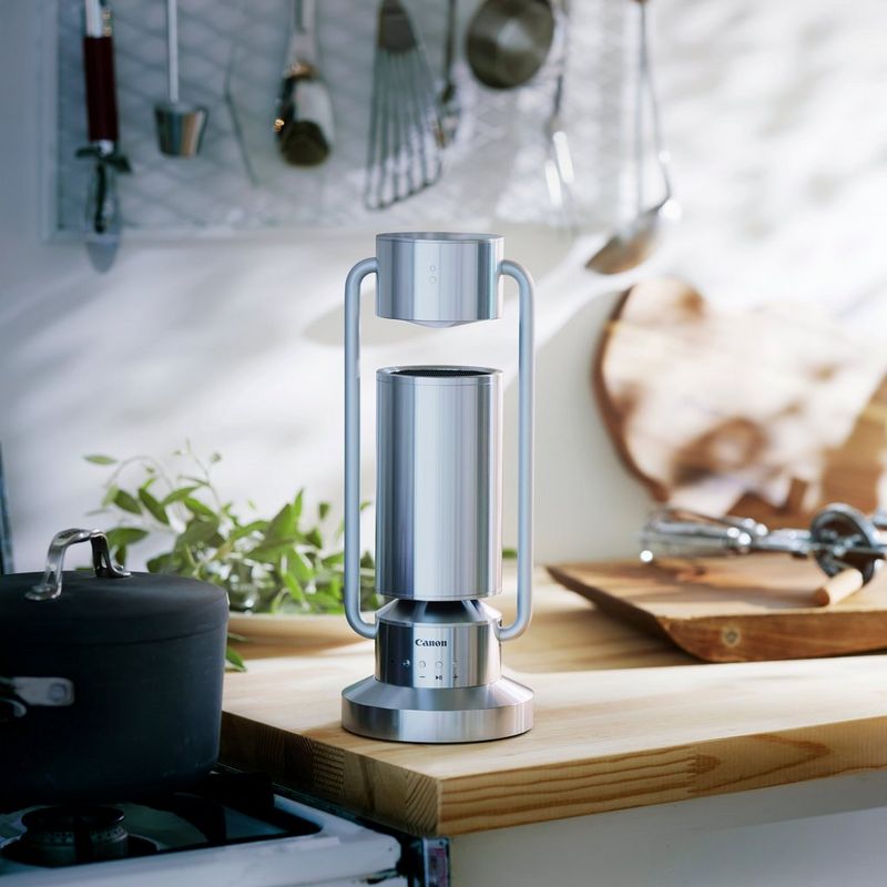 Canon Leuchte & Lautsprecher ML-A: drahtlose Bluetooth Lautsprecher Lampe aus Aluminium - Silber Vorderansicht des Produkts auf Küchentisch