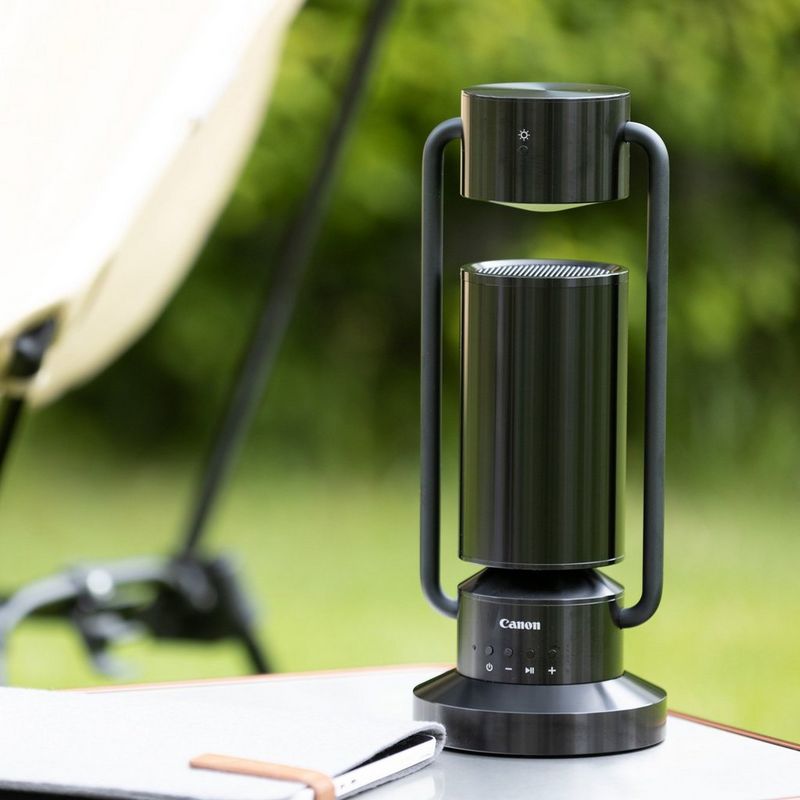 Canon Leuchte & Lautsprecher ML-A: drahtlose Bluetooth Lautsprecher Lampe aus Aluminium - Schwarz Produkt auf einem Tisch im Freien