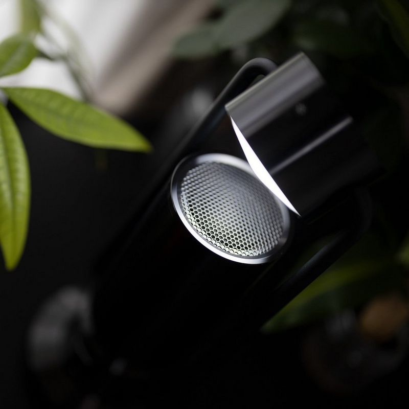 Canon Leuchte & Lautsprecher ML-A: drahtlose Bluetooth Lautsprecher Lampe aus Aluminium - Schwarz Nahaufnahme des Produkts mit gekipptem Arm und eingeschalteter Lampe