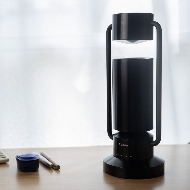 Canon Leuchte & Lautsprecher ML-A: drahtlose Bluetooth Lautsprecher Lampe aus Aluminium - Schwarz Produkt auf einem Schreibtisch