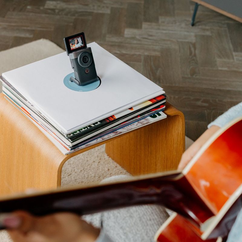 Frau, die einen Vlog aufnimmt, während das Produkt auf einem Tisch steht