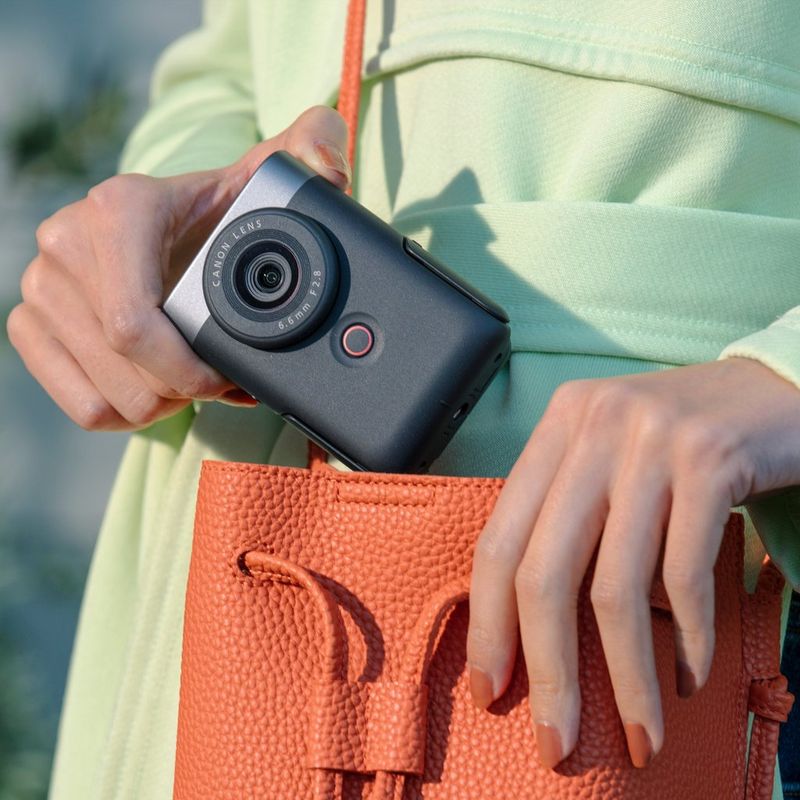 Frau, die das Produkt in eine Handtasche legt