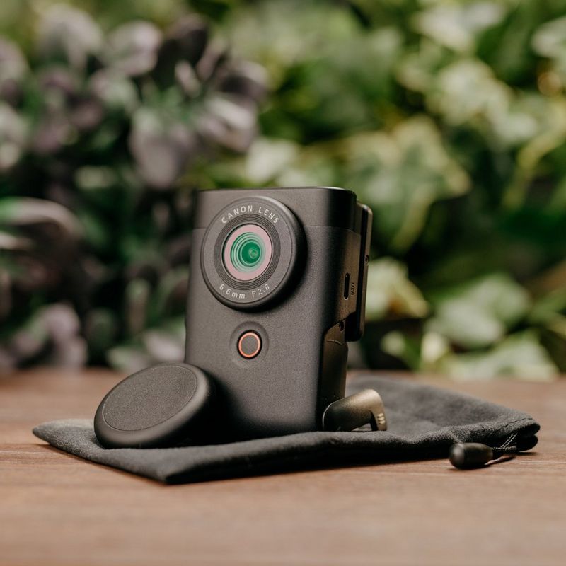 Produkt mit Standfuß auf Tasche und Objektivdeckel