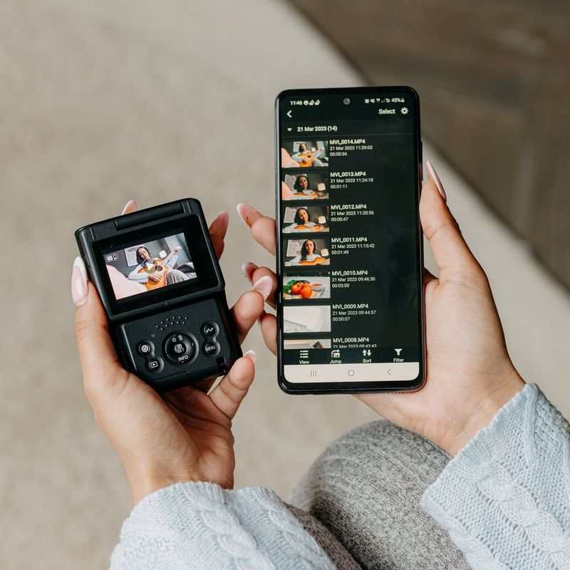 Frau, die auf Videoaufnahmen des Produkts zugreift und sie sich auf Ihrem Smartphone ansieht