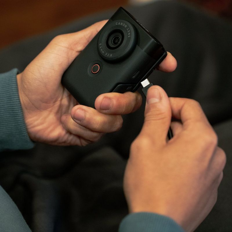 PowerShot-V10 Mann, der den Ladeanschluss verbindet