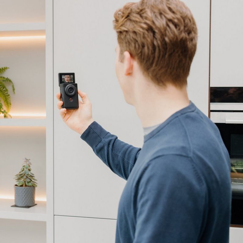 PowerShot-V10 Mann, der in einem Innenbereich mit dem Produkt einen Vlog aufnimmt