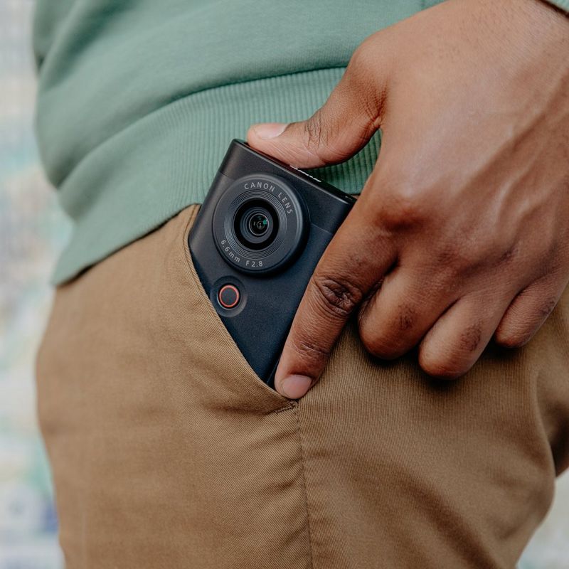 PowerShot-V10 Mann, der das Produkt in eine Tasche steckt