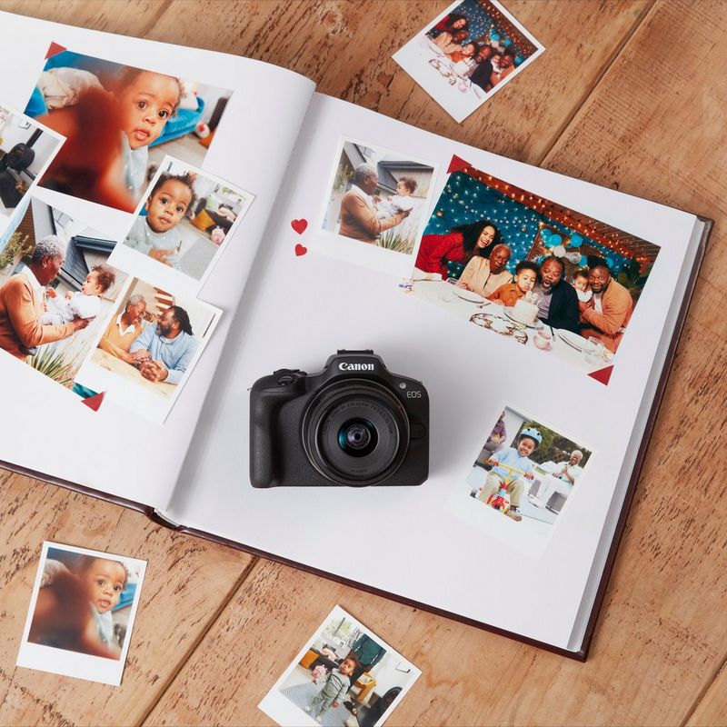 Canon EOS R100 spiegelloses Kamera Produkt auf einem Fotoalbum