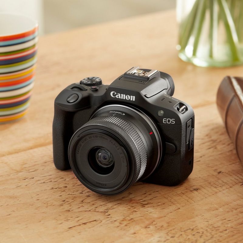 Canon EOS R100 spiegelloses Kamera Produkt mit Objektiv auf einem Tisch