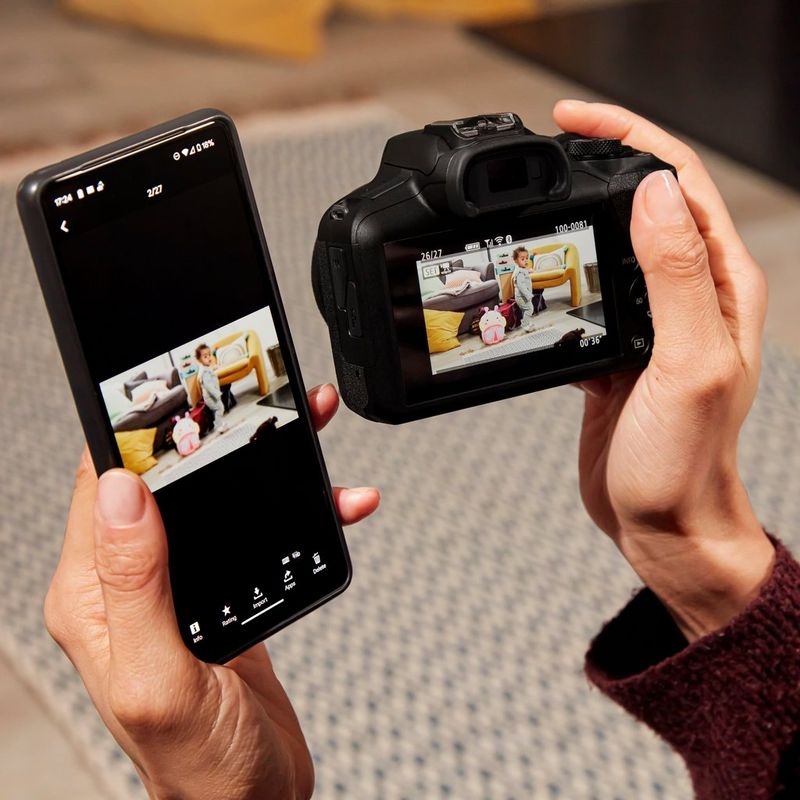 Frau, die sich Fotos auf dem Produkt und einem Telefon ansieht