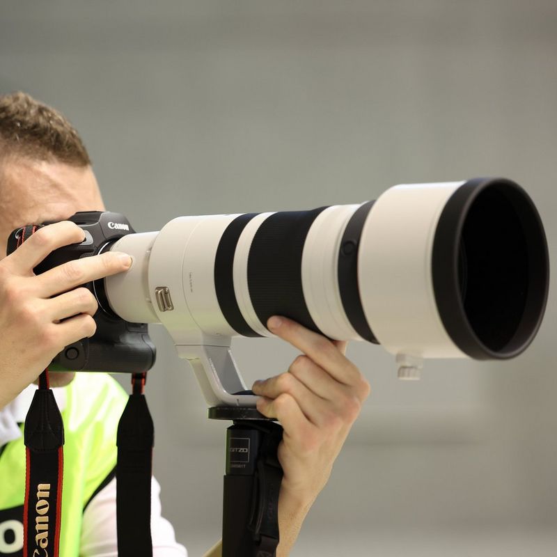 Canon RF 100-300mm F2.8L IS USM Objektiv Fotojournalist, der das Objektiv mit der Streulichtblende verwendet