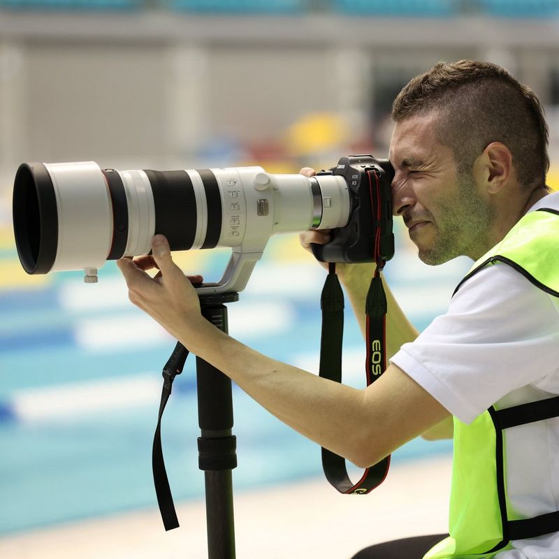 Canon RF 100-300mm F2.8L IS USM Objektiv Fotojournalist in einer Schwimmhalle
