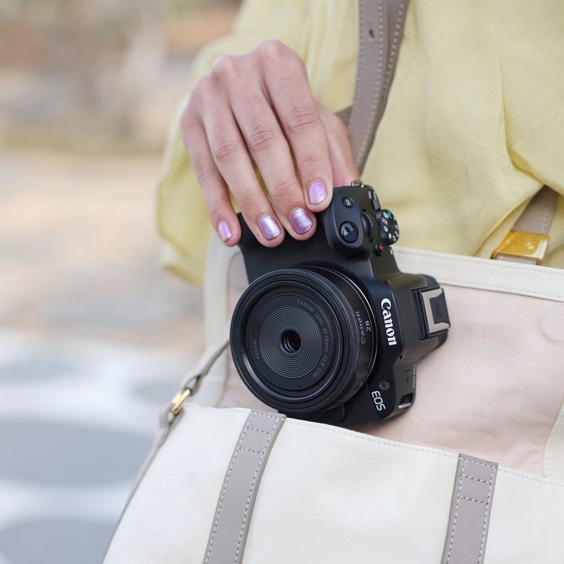 Canon RF 28mm F2.8 STM Objektiv Frau legt das Produkt in eine Tasche