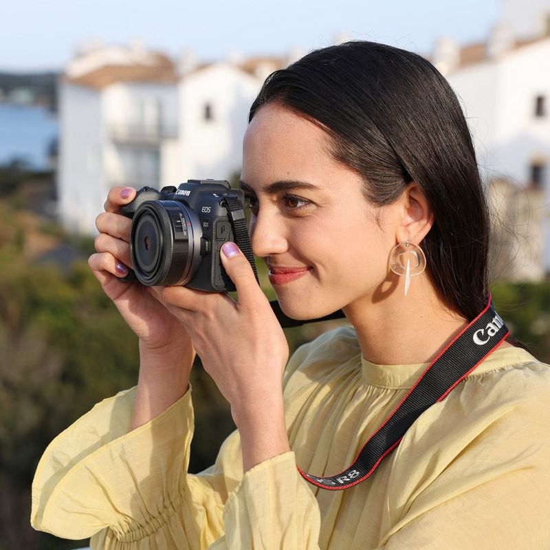 Canon RF 28mm F2.8 STM Objektiv Frau nimmt draußen Fotos mit dem Produkt auf