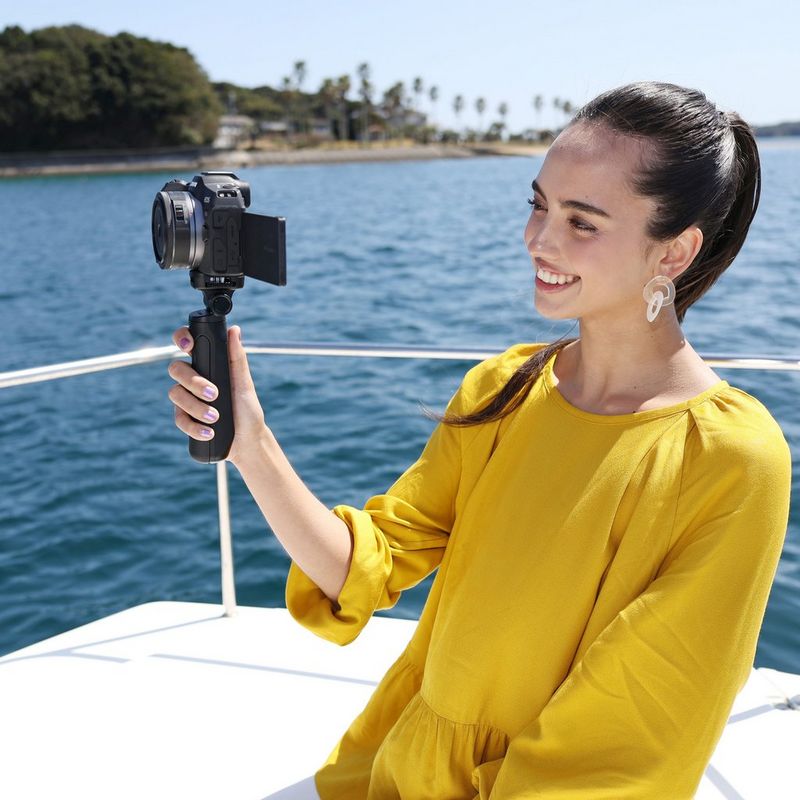 Canon RF 28mm F2.8 STM Objektiv Frau vloggt, während sie das Produkt mit einem Stativ hält