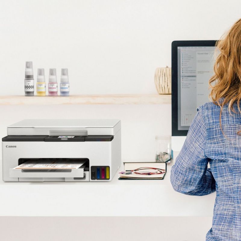 Drucker an einem Arbeitsplatz neben einem Computer