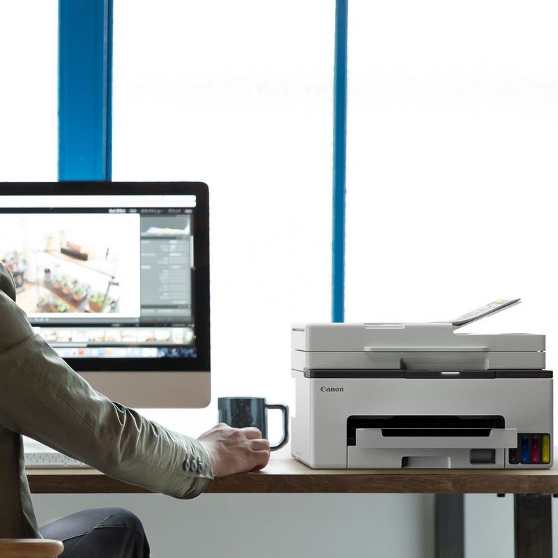 Produkte: Drucker an einem Arbeitsplatz neben einem Computer