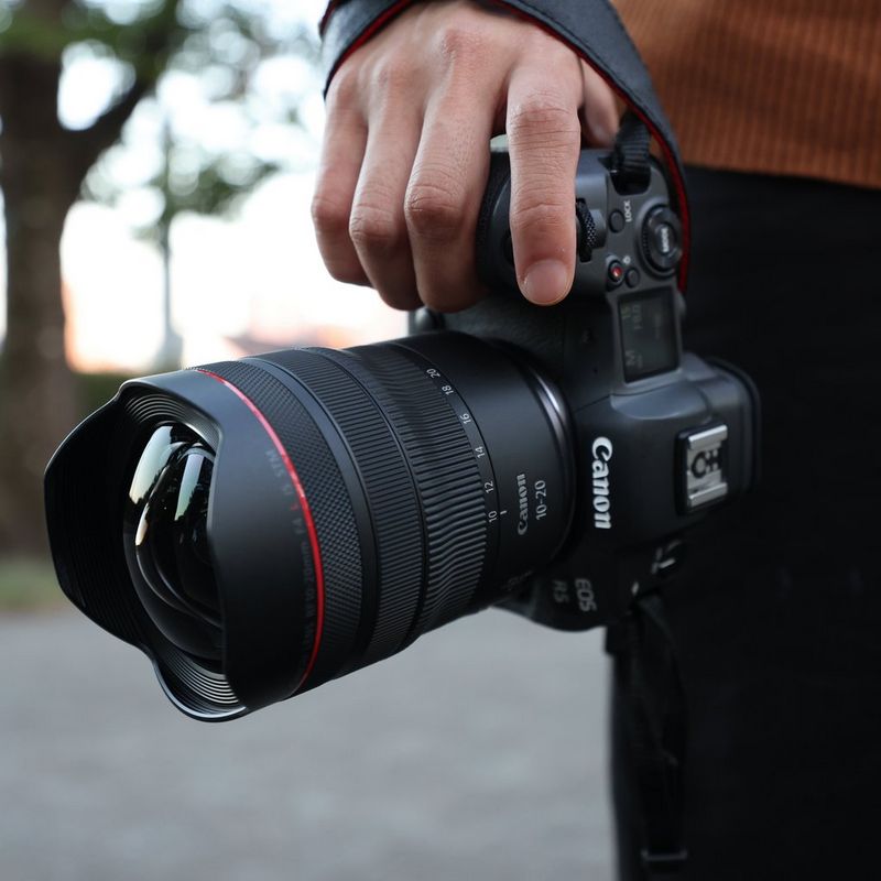 Canon RF 10-20mm F4L IS STM Objektiv Person, die Aufnahmen vom Objekt mit dem Produkt macht