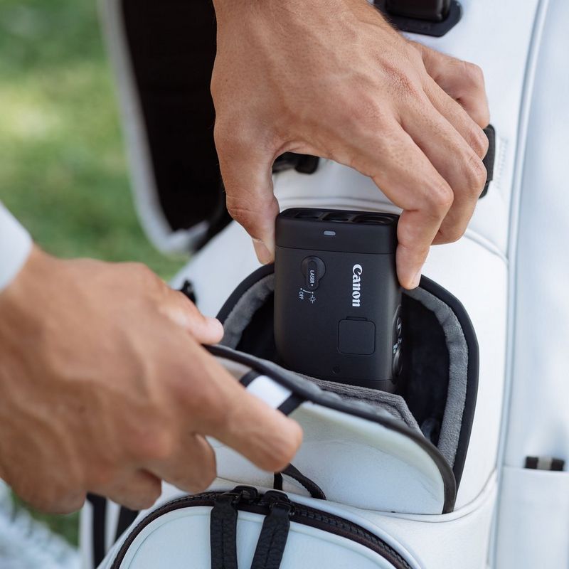 PowerShot GOLF Produkt, das in einer Golftasche aufbewahrt wird