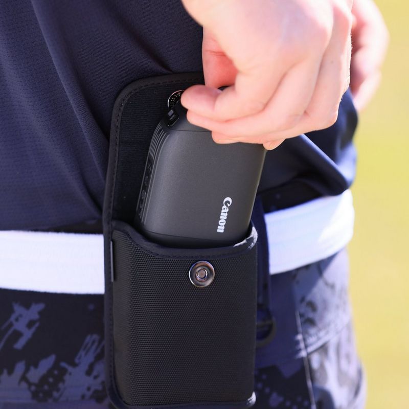 PowerShot GOLF Produkt, das aus dem Case genommen wird