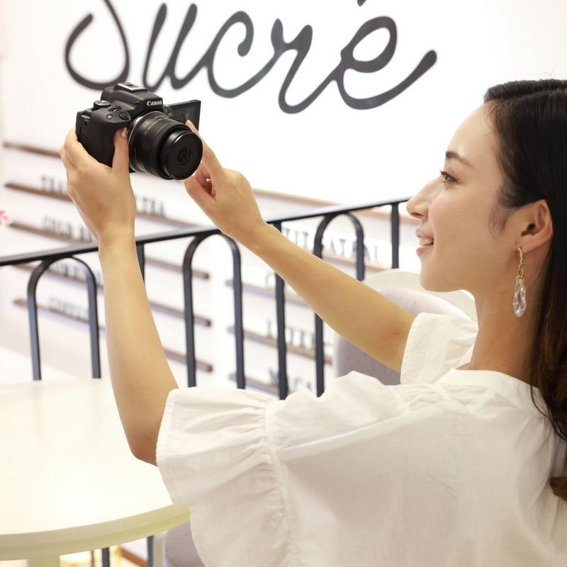  an der Kamera und dem Ständer ist das Produkt angebracht