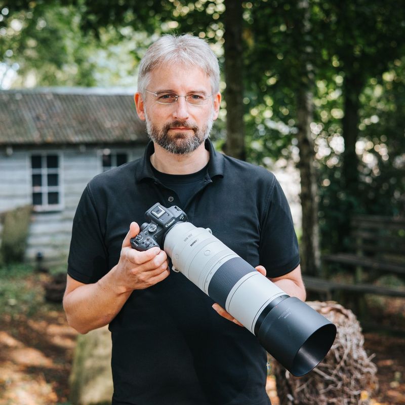 Canon RF 200-800mm F6.3-9 IS USM Objektiv Nahaufnahme einer Person, die die Stabilisierung am Produkt ausschaltet