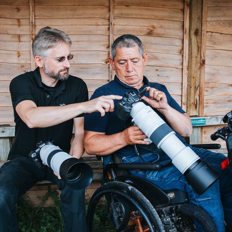 Canon RF 200-800mm F6.3-9 IS USM Objektiv Eine Person, die das Produkt hält, das an einer Kamera mit Streulichtblende angebracht ist