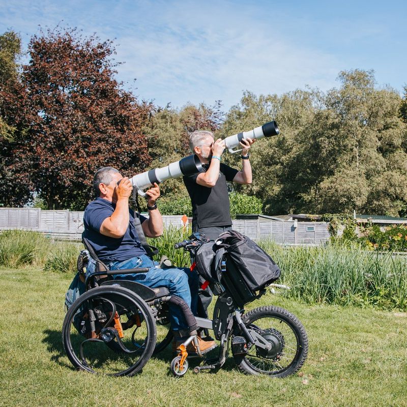 Canon RF 200-800mm F6.3-9 IS USM Objektiv Eine Person, die Fotos auf dem Produkt zeigt, das an einer Kamera mit Streulichtblende angebracht ist